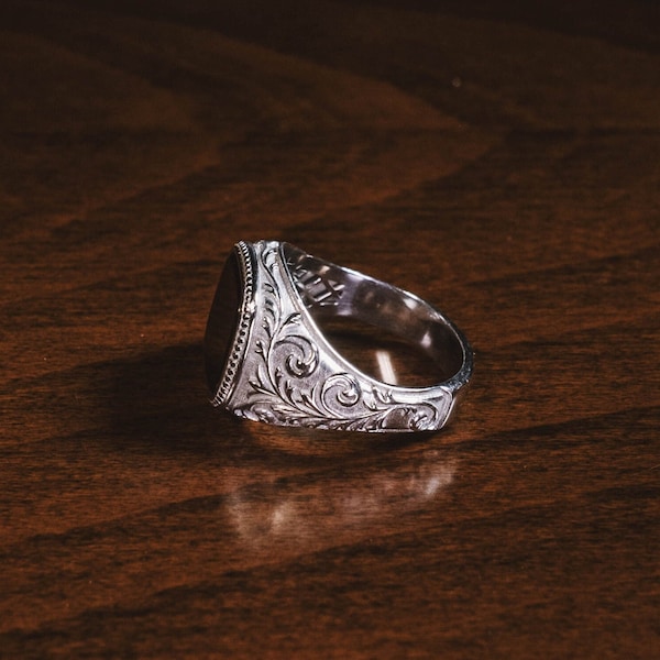Kussen Black Onyx Victoriaanse ring voor mannen, gegraveerde lelie op zijkant coole ring voor man, 925 sterling zilveren ring, minimalistische trouwringen