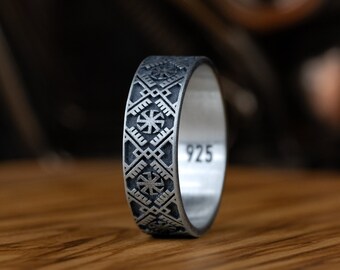 May include: A silver ring with a geometric pattern and the inscription "925" on the side.