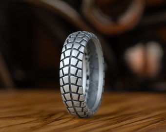 Vigselringar för biker, vigselring med motiv av motorcykeldäck, vigselring i sterlingsilver för män, motorcykelkonst, förlovningsring, present till best man