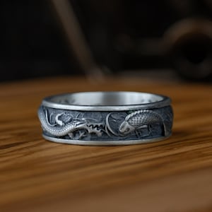 Dragon vs Koi Karpfen Fisch Männer Ring in Silber, Japanisches Traditionelles Muster Männer Ring, Dragon Koi Fisch Männer Bands, Mythologie Band Geschenk Schmuck