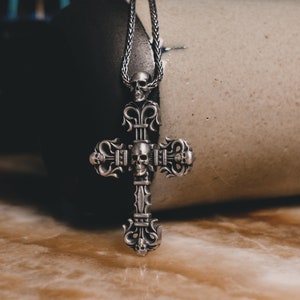 Silber Kreuz Halskette im Goth Stil, oxidierter Schädel und Goth Kreuz Anhänger, Halloween Halskette für den besten Freund, Gothic Schädel Halskette