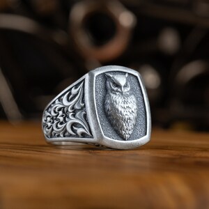 Owl night bird minimalist ring for men, Nocturnal animal symbol of wisdom jewelry in sterling silver for wedding gift, Signet ring for her
