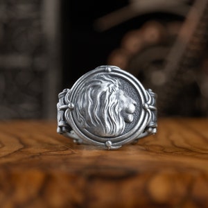 Lion head signet ring for men, Animal jewelry in sterling silver for wedding gift, Wild cat ring for husband, Zodiac sign Leo Ring