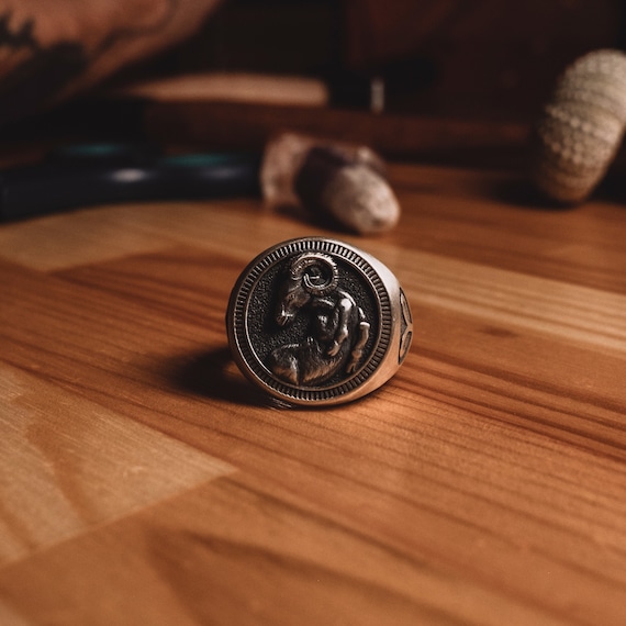 Chevalière en argent du zodiaque Bélier, petit doigt masculin avec
