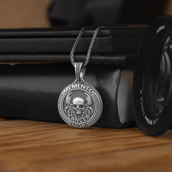 Ciondolo Falena Teschio Morte Punk &ndash; Collana Memento Mori + Borsa Regalo