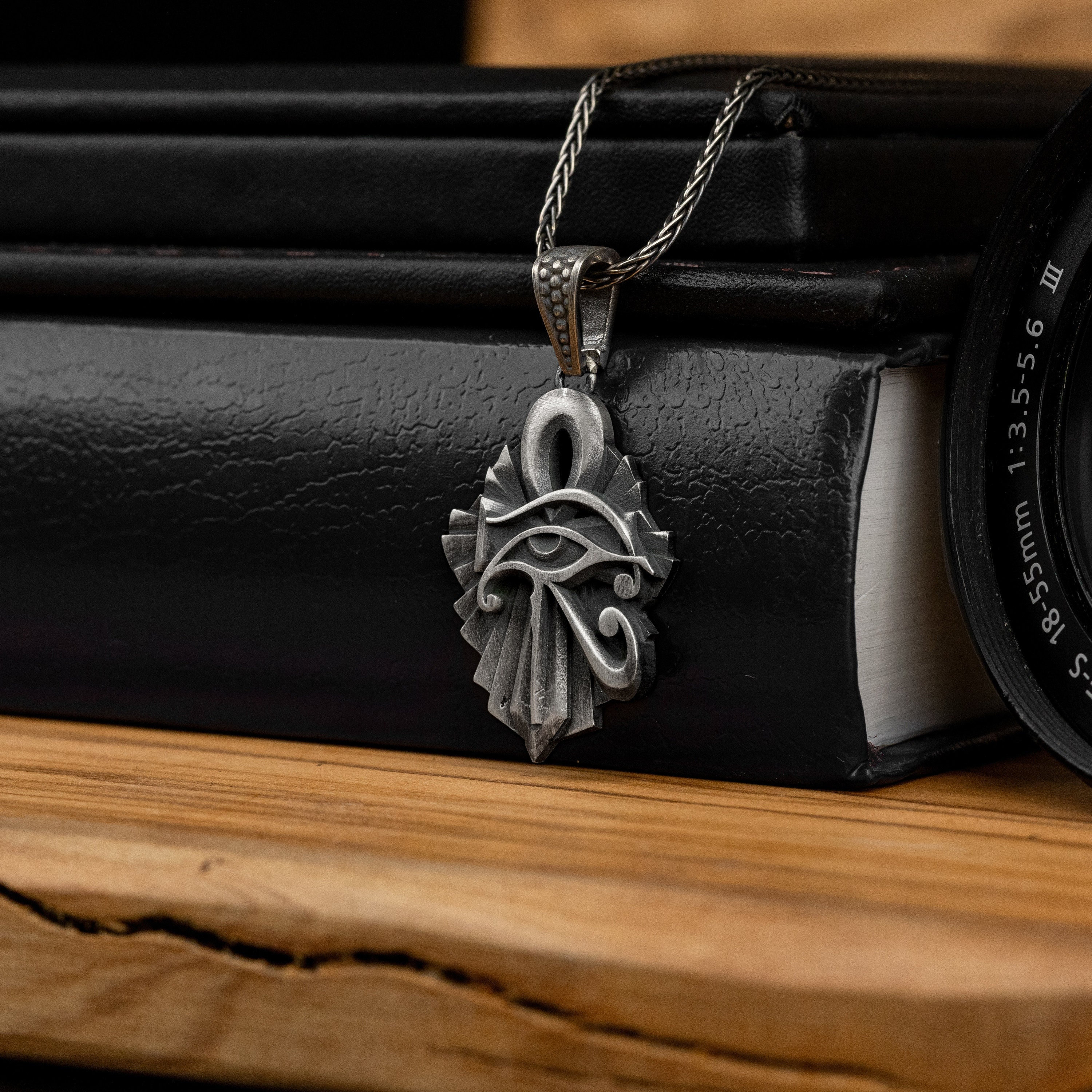 Herren Halskette Auge Des Horus & Ankh-Kreuz – Edelstahl & Kohlefaser, 60 Cm, Mit Geschenkbox – Schutzsymbol Schmuck