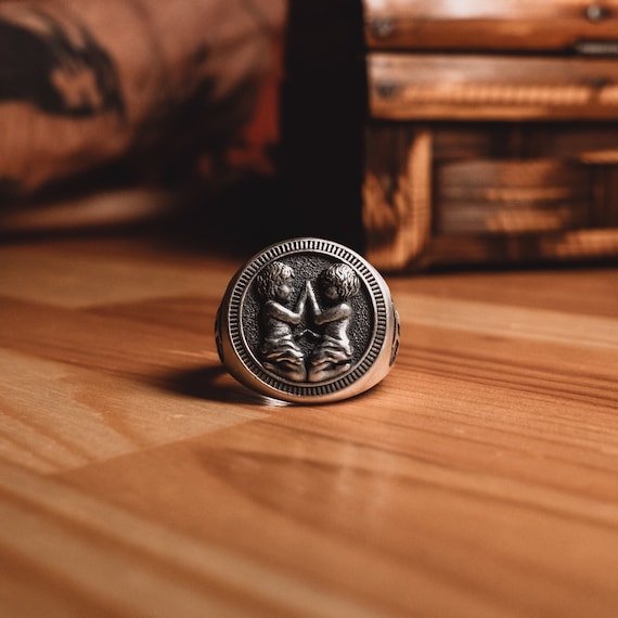 Anello con sigillo mignolo Gemelli in argento fatto a mano per