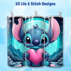 Może przedstawiać: Trzy kubki ze stali nierdzewnej z niebieską i r&oacute;żową postacią z kresk&oacute;wek trzymającą r&oacute;żowe serce. Postać to Stitch z filmu Disneya Lilo & Stitch. Tło to niebieskie i fioletowe nocne niebo z pełnią księżyca.