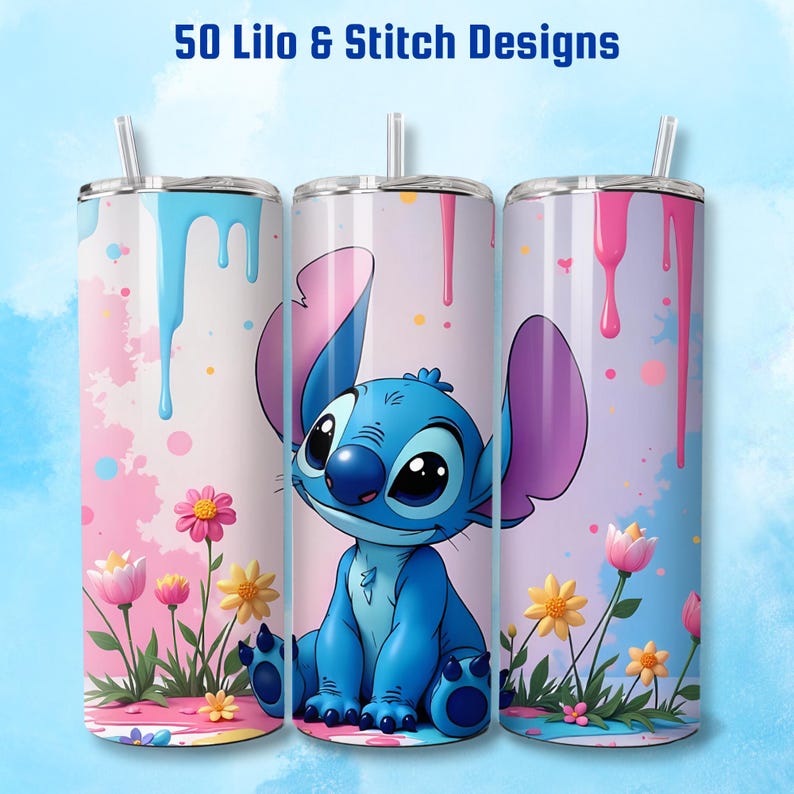 Może przedstawiać: Trzy kubki ze stali nierdzewnej z pokrywkami i słomkami. Każdy kubek ma inny wz&oacute;r Stitch z Lilo & Stitch. Wzory obejmują Stitch siedzącego na łące z kwiatami z r&oacute;żowymi, niebieskimi i ż&oacute;łtymi plamami farby.