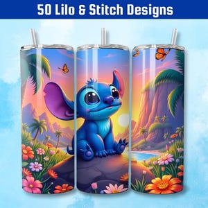 Może przedstawiać: Trzy kubki ze stali nierdzewnej z kolorowym wzorem przedstawiającym Stitch z Lilo & Stitch. Wz&oacute;r przedstawia Stitch siedzącego na skale z zachodem słońca w tle. Kubki są otoczone kwiatami i palmami.