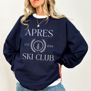 Apres Ski Club Sweatshirt Apres Ski Sweater Girls Trip Matching Crewneck Ski Weekend Trip 2024 Cabin Family Sweatshirt Skiing Gift