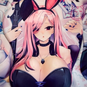 Puede incluir: Una alfombrilla de ratón 3D estilo anime con un personaje de pelo largo rosa, orejas de conejo negras y gargantilla negra. El personaje viste un top negro sin tirantes con cordones morados y un collar con colgante de calavera, sosteniendo una guitarra.