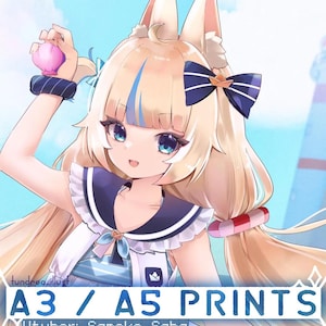 Pode incluir: Ilustração em estilo anime de um personagem com cabelo loiro, olhos azuis e orelhas de raposa. O personagem usa uma roupa de marinheiro e segura uma concha rosa. O texto na imagem diz "A3 / A5 Prints" e "Vtuber: Sameko Saba".