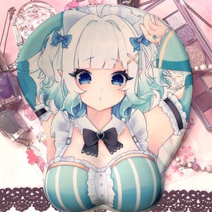Può includere: Tappetino per mouse ergonomico in stile anime con un personaggio dei cartoni animati con occhi e capelli blu. Il tappetino per mouse ha un poggiapolsi integrato e un design a righe blu e bianche. Il personaggio indossa un abito da cameriera con un fiocco nero.