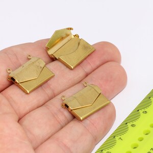 Amuletos de sobre de latón crudo, colgante de oro, sobre de carta, amuletos delicados, amuletos de collar, amuletos de latón crudo, MBGAE189