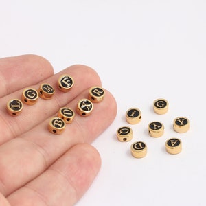 Letras redondas de oro brillante de 3,5x7 mm de 24 k, encantos de conector de letras del alfabeto de esmalte de color negro, encantos del alfabeto inicial de esmalte, MBGHRF70
