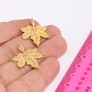 Glänzende Vergoldete Ahornblatt Anhänger, Ahornblatt Halskette, Strukturierte Blatt Anhänger, Ahorn Kanada Blatt Anhänger, Vergoldete Charms, MBGSLM346