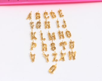 Dijes de letras de oro brillante de 24 k (8 x 14 mm), letras texturizadas, letras doradas, letras delicadas, accesorios chapados en oro, MBGHRF53