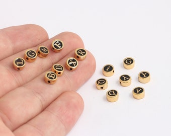 Letras redondas de oro brillante de 24 k (3,5 x 7 mm), dijes de conector de letras del alfabeto esmaltadas en color negro, dijes de inicial del alfabeto esmaltados, MBGHRF70