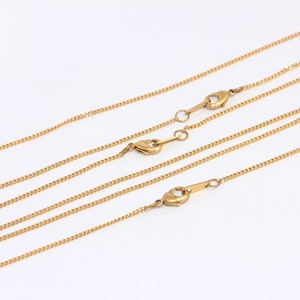 Puede incluir: Cuatro cadenas doradas de diferentes longitudes con cierres de langosta.