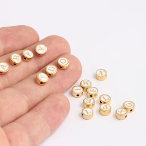Letras redondas de oro brillante de 3,5x7 mm de 24 k, encantos de conector de letras del alfabeto de esmalte de color blanco, encantos del alfabeto inicial de esmalte, MBGHRF19