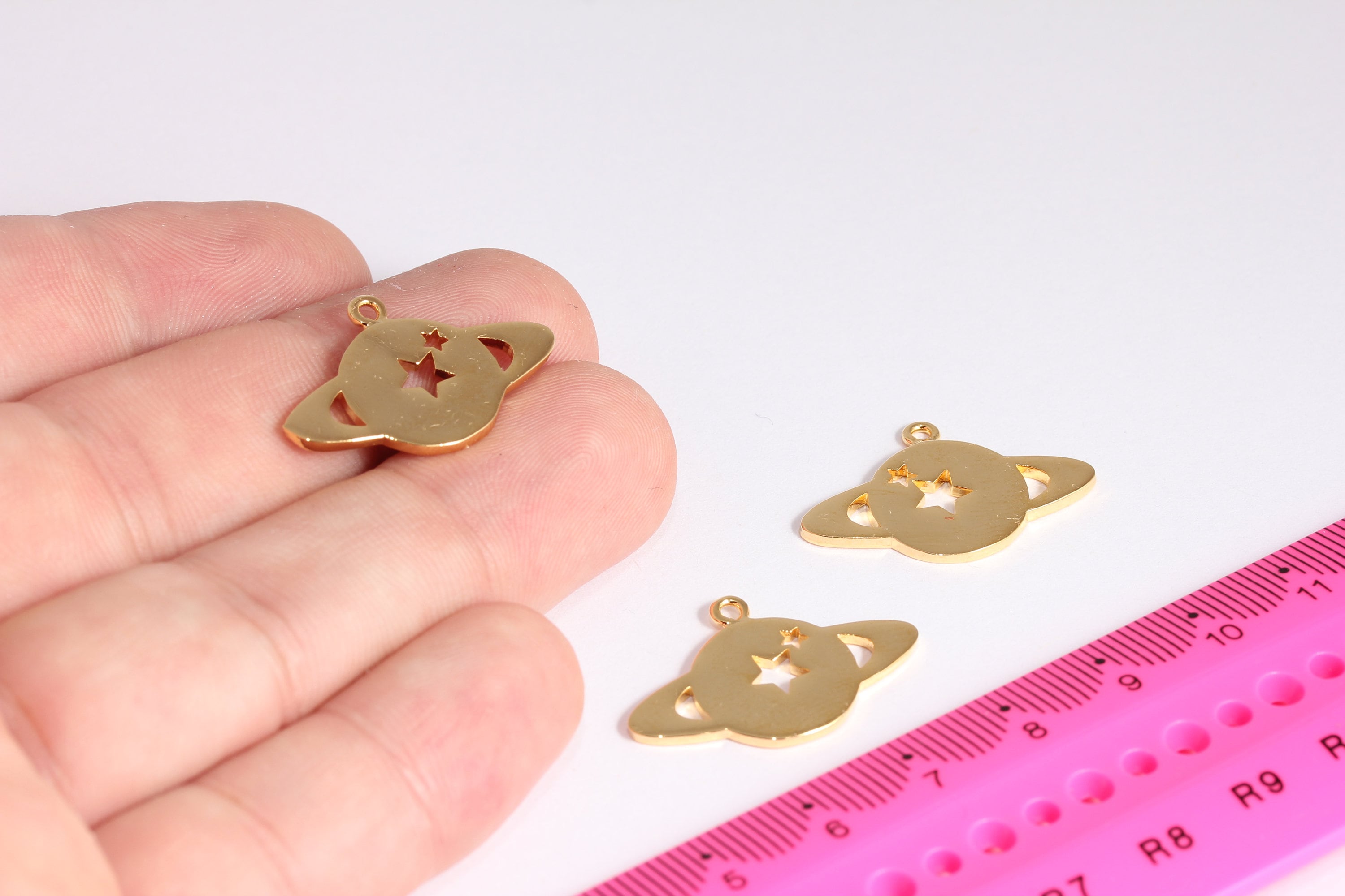 18x27mm 24k Shiny Gold Saturn, Planet Pendant, Space Necklace, Planet Star, Saturn Necklace, Star Pendant, Gold Plated Findings, MBGETS37-2
