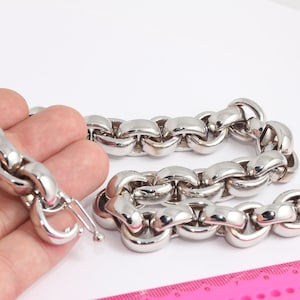 Op de afbeelding: Een zilveren ketting met grote, afgeronde schakels. De ketting is ongeveer 50 cm lang en heeft een karabijn sluiting.