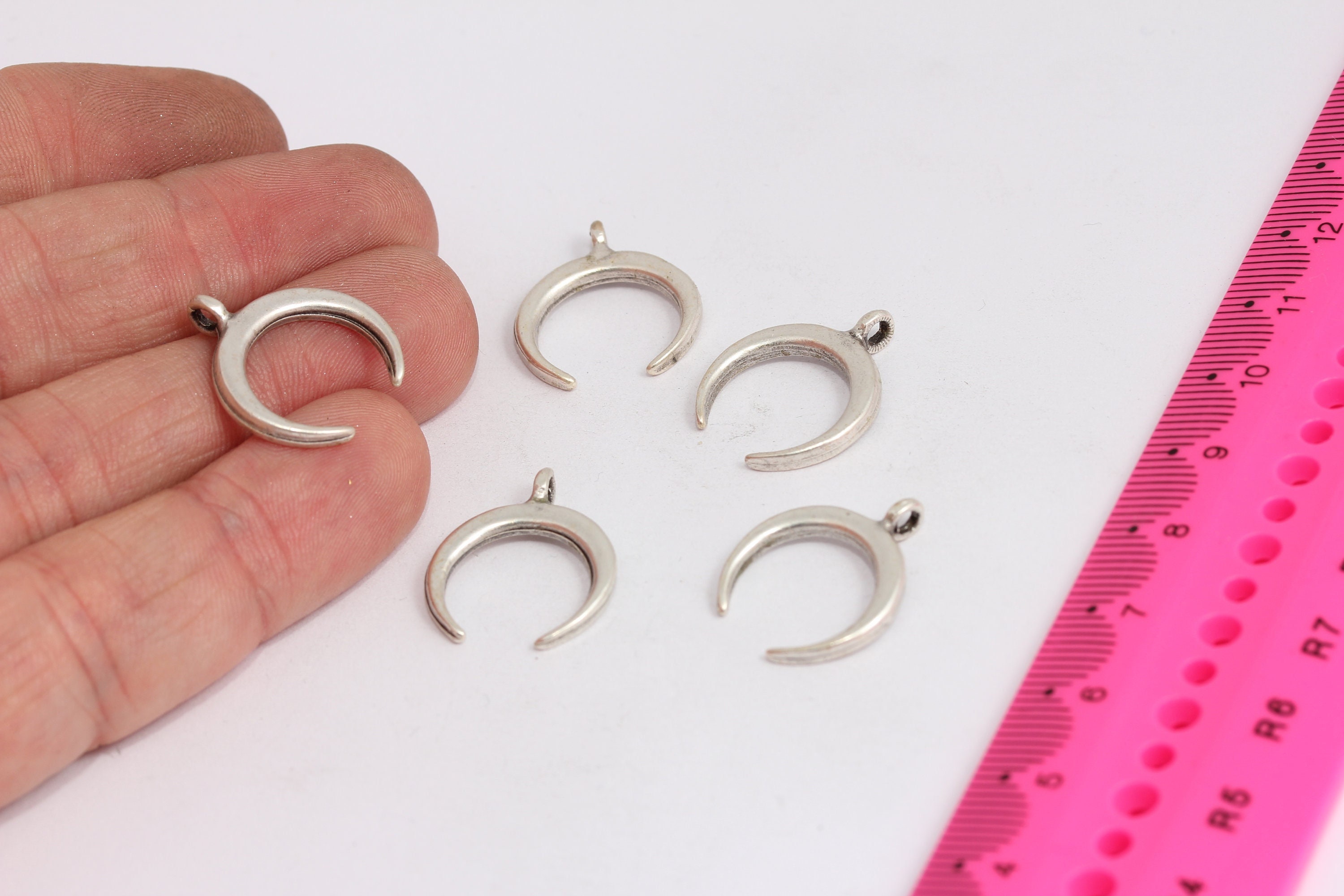 Croissant De Lune Bleu Avec Des étoiles La Nuit, Le Soir Ou La Nuit Icône Vectorielle Plate