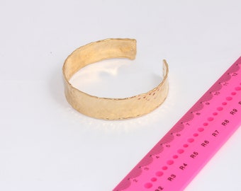 Manschettarmband i 24k glänsande guld, handgjort guldarmband, hamrat manschettarmband, armbandsarmband, guldpläterade armband, MBGCHK656