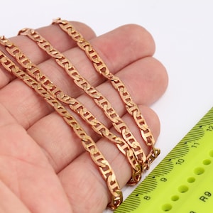 Puede incluir: Cuatro cadenas doradas de diferentes longitudes se colocan sobre una mano, con una regla verde en el fondo. La regla tiene marcas en pulgadas y centímetros.