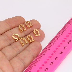 Carta Ômega em Ouro Mate 24k 7x9mm, Letra Ômega, Letras Gregas, Joias Ômega, Alfabeto Grego, Charme Ômega, Letras Banhadas a Ouro, MBGBRT586
