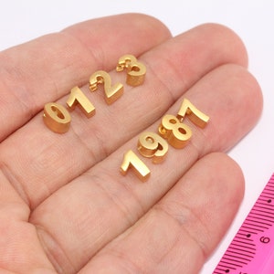 Números de ouro fosco 24k 6x7mm, pingentes numéricos, contas numéricas, pingentes de aniversário, pingentes iniciais, contas banhadas a ouro, pingentes banhados a ouro MBGHRF27