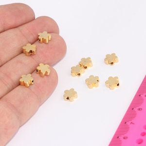 24k Glänzende Vergoldete Klee Perlen, Gänseblümchen Perlen, Blumen Charms, Armband Verbinder, Zierliche Anhänger, Gold Perlen, Vergoldet, MBGMLS117