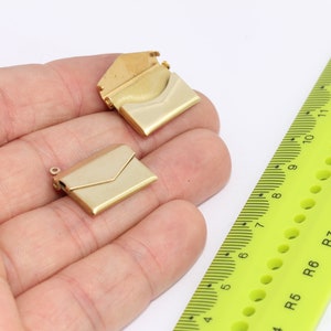 Amuletos de sobre de latón crudo de 17x21 mm, colgante de sobre, sobre de carta, amuletos delicados, amuletos de bolso de embrague, amuletos de latón crudo, MBGAE93