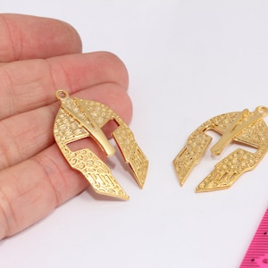 25x42mm 24k colgante de casco chapado en oro brillante, casco espartano, máscara de gladiador, caballero dorado, dijes de hockey Vegas Golden Knights, MBGMTE246