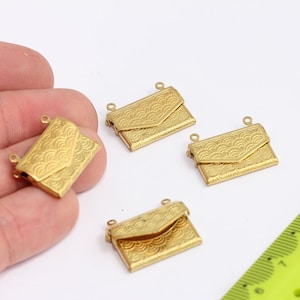 Amuletos de sobre de latón crudo de 17x22 mm, colgante de sobre, sobre de carta, amuletos delicados, amuletos grabados, amuletos de latón crudo, MBGCHK138-2