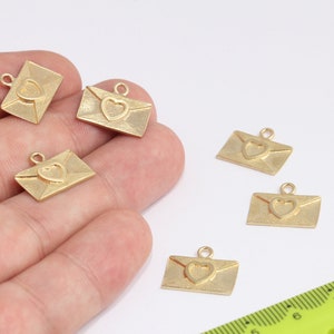 Sobre de corazón de latón crudo de 13,5x17mm, colgante de sobre, sobre de carta, dijes delicados, collar de carta, joyería de carta de amor, MBGROSE140