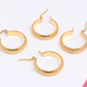 25mm Shiny Gold Hoop Earrings, Gold Lever Back Earrings, Textured Hoop Earrings, Midi Gold Hoops, Gold Plated Earrings, MBGXP367