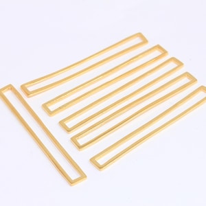 Può includere: Sei cornici rettangolari in metallo dorato di diverse dimensioni. Le cornici sono aperte a entrambe le estremità e sono disposte in uno schema sfalsato.