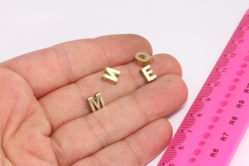 Lettere in ottone grezzo 6x7mm, Ciondoli con lettere, Perline con lettere, Ciondoli iniziali, Ciondoli per bracciale, Ciondoli mini pendenti, Perline dell'alfabeto, MBGHRF43 immagine 2