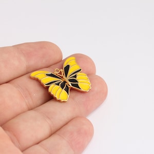 25 x 31 mm 24k Błyszczące Złote Motyle Charms, Wisiorek Motyl Malowana Dama, Motyl z Żółtej i Czarnej Emalii, MBGKDR29-2