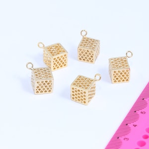 Breloques cubes 10 mm en plaqué or brillant 24 carats, Pendentif cube minimaliste, Breloques cube en filigrane, Breloque cube 3D, Apprêts plaqué or, MBGMTE63
