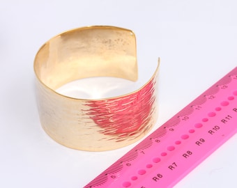 30 mm glänsande hamrat armband i guld, förgylld manschett, handgjort manschettarmband, förgyllt armband, brett guldarmband, MBGCHK423-5