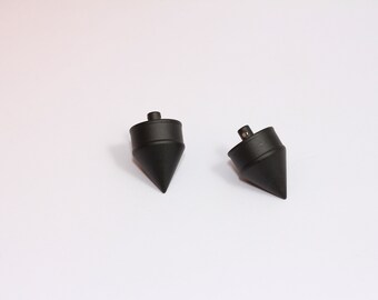Colgante de púas con baño negro de 13 x 17 mm, cono de púas, dije de púas negras, púas punk, colgante de púas, accesorios con baño negro, MBGETS29