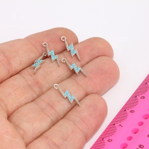 Pingente de raio com banho de ródio de 5 x 16 mm, pingente de raio com microcravação, pingente de raio com pedra turquesa, pingente de raio com zircônia cúbica, MBGMLS948