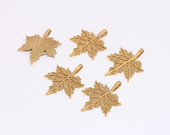 10 個入り 小さな真鍮製メープル リーフ チャーム: 11 mm x 10 mm