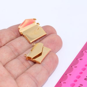 24 dijes para sobres chapados en oro brillante de 17 x 21 mm, colgantes para sobres, sobres para cartas, dijes para bolsos de mano, dijes chapados en oro, MBGFNL148