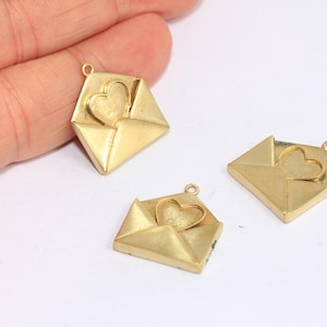 Sobre de corazón de latón crudo de 18 mm, colgante de sobre, sobre de carta, dijes delicados, collar de carta, joyería de carta de amor, MBGMLS599