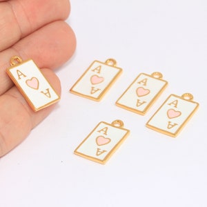 14x24mm 24k oro brillante jugador de póquer encanto de regalo, tarjeta de juego de esmalte as de encanto del corazón, encanto de póquer del corazón rosa, hallazgos chapados en oro, MBGBXB8-8
