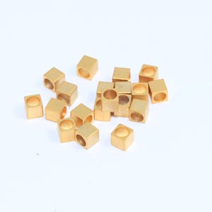 Contas de cubo de ouro fosco 24k de 5 mm, contas espaçadoras, cubos, contas de cubo, contas geométricas, contas de pulseira, achados banhados a ouro, MBGBRT47
